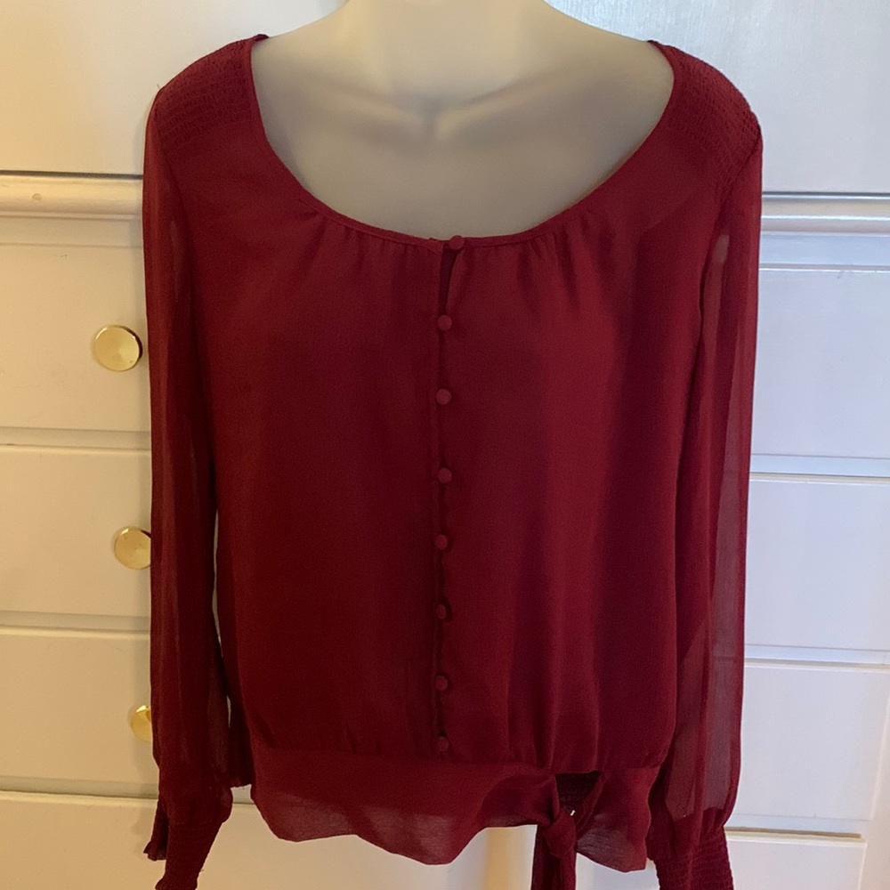 White House Bk Market Maroon top very classy top!